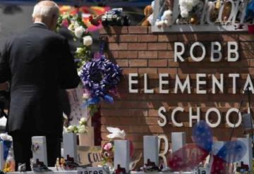 Los Biden visitan escuela en Uvalde y rinden tributo a víctimas de masacre