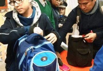 Revisan mochilas de alumnos en secundaria de la CDMX, tras amenaza de tiroteo