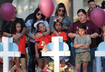 Despiden con funerales a víctimas de tiroteo en Uvalde