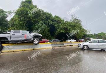 Conductor pierde control del volante debido al exceso de velocidad en Comalcalco