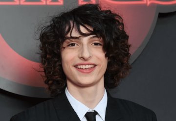 Actor de Stranger Things causa intriga por “temblores” en entrevistas y en público