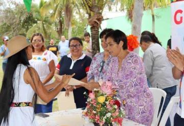 Preservan tradición de tiras bordadas: diputada Lorena Méndez Denis instala taller de bordado en comunidades de Comalcalco