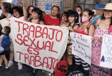 Marchan trabajadoras sexuales para exigir respeto a sus derechos, garantía de seguridad y no discriminación