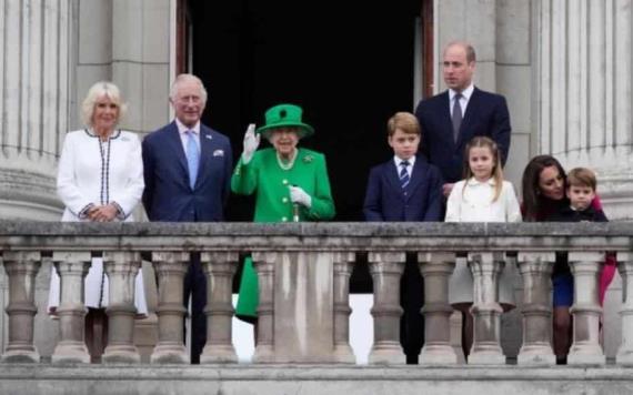 La Reina Isabel II aparece de sorpresa para clausurar festejos del jubileo de platino