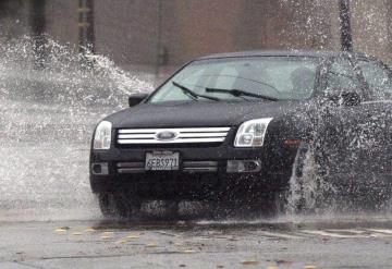 ¿Qué pasa si entra agua al motor de un auto?