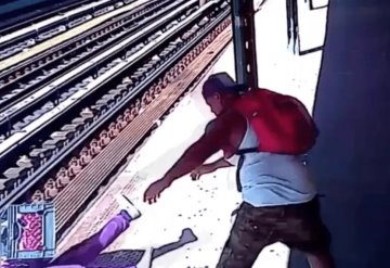 Video: Hombre arroja a mujer a las vías del tren en Nueva York