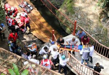 Tras caída de puente cesan a 4 funcionarios de Cuernavaca