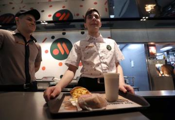 Rusia inaugura Vkusno i Tochka, la tienda que reemplaza a McDonald’s