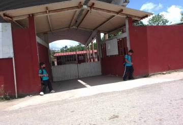 Alumnos fueron olvidados por sus padres en la escuela del Poblado de Nicolás Bravo, delegado Municipal intervino