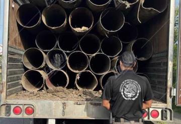 Aseguran tractocamión cargado con 30 piezas de tuberías de acero sobre la carretera Coatzacoalcos – Villahermosa