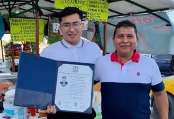 Joven celebra título universitario con su papá en su puesto de elotes