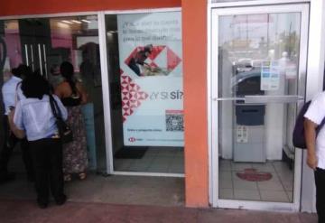 Cientos de cuentahabientes de HSBC sin servicio tras corto circuito en la red de luz subterránea en Jalpa de Méndez