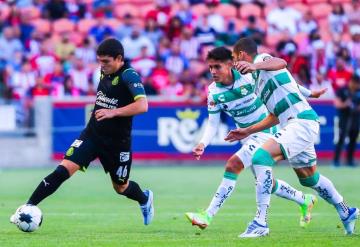 El delantero tabasqueño Sebastián “Chevy” Martínez inició en el once inicial con Chivas ante Santos