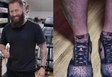 Cansado de pagar por zapatos, hombre se tatúa en los pies los tenis Nike Air Jordan