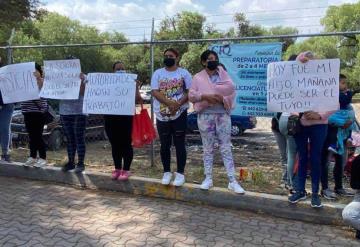 Rociaron alcohol y prendieron fuego a alumno dentro de telesecundaria, padres se manifiestan