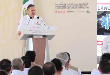 Octavio Romero Oropeza director general de Pemex encabeza donación de unidades para el servicio público en Tabasco