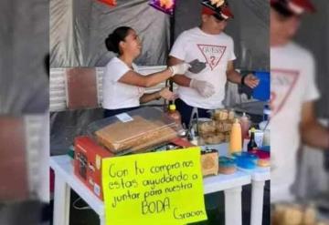 Novios venden frituras para pagar su boda; imagen se vuelve viral en redes sociales