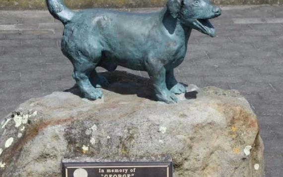 La estatua del perrito que murió por defender a niños de Pitbulls; esta es su historia