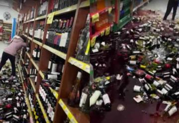 "Me cegó el enojo": mujer rompe botellas de vino tras ser despedida