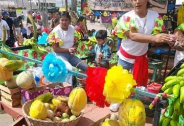 Fieles creyentes asisten a la enrama patronal en honor a san Juan Bautista en Jalupa