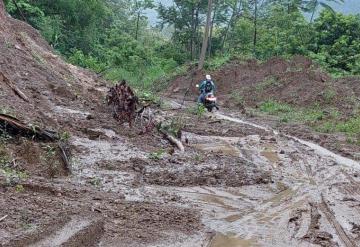 Liberan carretera afectada por lluvias en Tacotalpa