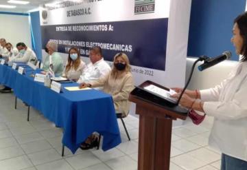 El Colegio de Ingenieros Mecánicos y Electricistas de Tabasco entrega reconocimientos a peritos