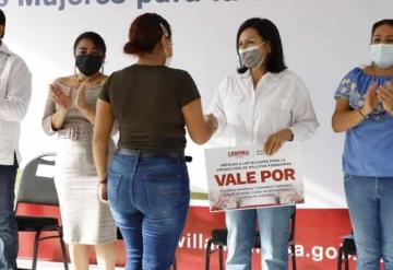 Alcaldesa de Centro, entregó paquetes gratuitos de pollitas ponedoras a mujeres del campo