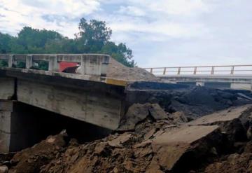 Lluvias por tormenta Celia colapsan puente en carretera costera de Chiapas