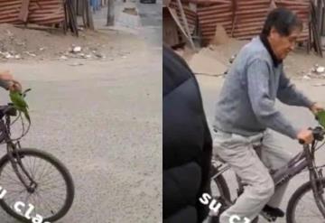 Video: Abuelito en Perú utiliza a su loro como claxon para su bicicleta; genera polémica en redes