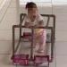 Video: Papá construye andadera a su bebé con tubos de PVC, no tenía dinero