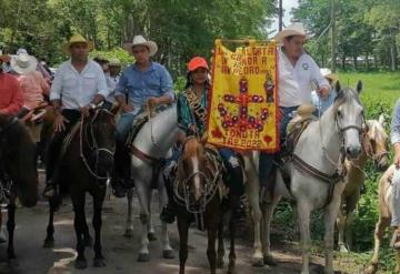 Realizan tradicional y primera cabalgata en honor a San Pedro Apóstol