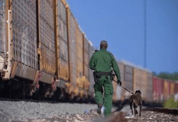 Socorren a más de 40 migrantes hacinados en vagón de tren en Texas