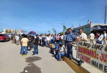 Ex trabajadores del ayuntamiento de Jalpa, usan la visita de AMLO a la Refinería para exigir pagos pendientes