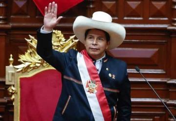 Presidente de Perú renuncia al partido que lo llevó al Gobierno