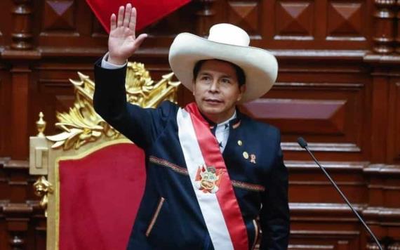 Presidente de Perú renuncia al partido que lo llevó al Gobierno