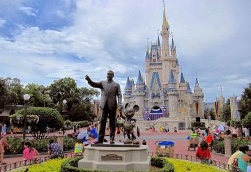 Expulsa Disney World a mujer por traer arma en su bolsa, no sabía que la llevaba