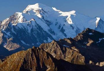 Glaciar se derrumba y cae sobre turistas en los Alpes italianos