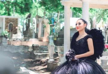 Con vestido negro y alas, quinceañera tiene sesión de fotos en cementerio de Tampico