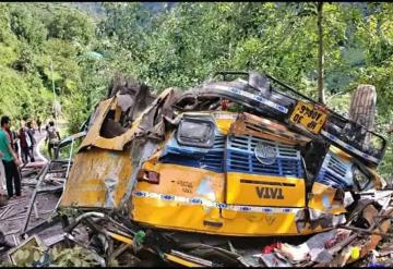 Mueren 16 personas tras caer autobús a un barranco en India