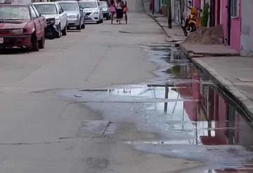 Pestilentes aguas negras inundan calles de Jonuta, Familias exigen intervención de SASJON