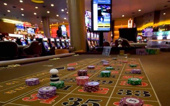 Hombre gana millonario premio en tragamonedas pero afirma que casino le niega el dinero