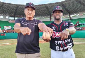 Los históricos Roberto Pantalones Ochoa y el cubano Yoannis Yera se reunieron en el Estadio Ángel Toledo Meza de Macuspana