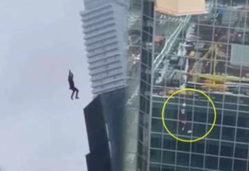 Video: hombre queda colgando de grúa a cientos de metros del suelo en Toronto