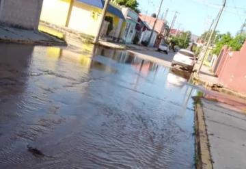 Amanecen colonos de Balancán con fuerte fuga de agua potable