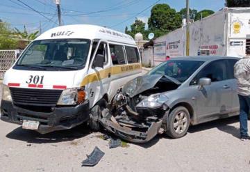 Se impacta conductor de Sentra con combi del servicio público en Balancán