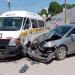 Se impacta conductor de Sentra con combi del servicio público en Balancán