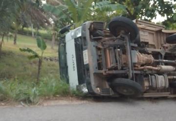 Vuelca camioneta de empresa de galletas en Balancán