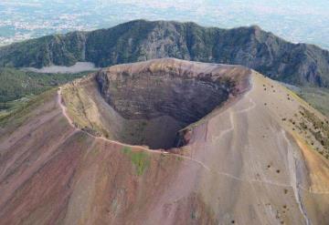 Turista cae al cráter de un volcán por tomarse una selfie