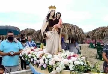 Pasean la majestuosa Virgen del Carmen en las aguas verdes esmeraldas del mar