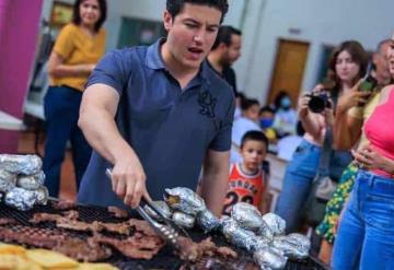 Gobernador Samuel García y su esposa arman carnita asada en DIF